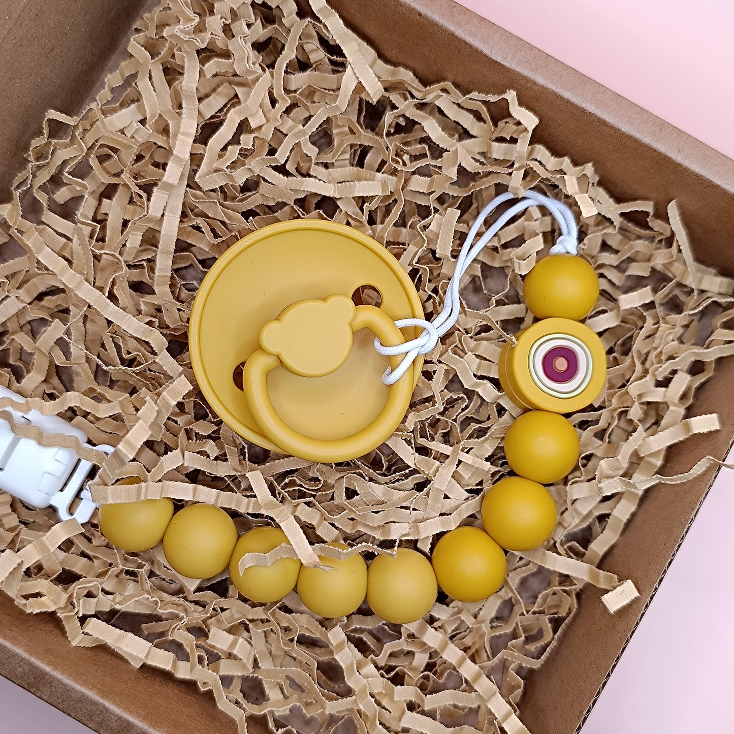 Mini gift box with eye clip
